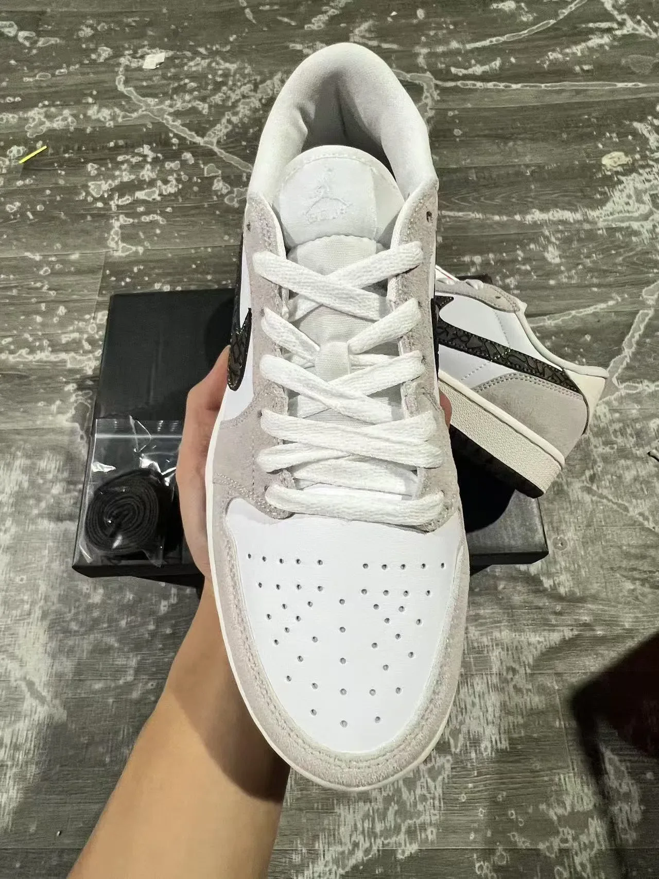 Nike Tênis Lifestyle Branco e Cinza Low-Top de Camurça e Couro com Painel 3