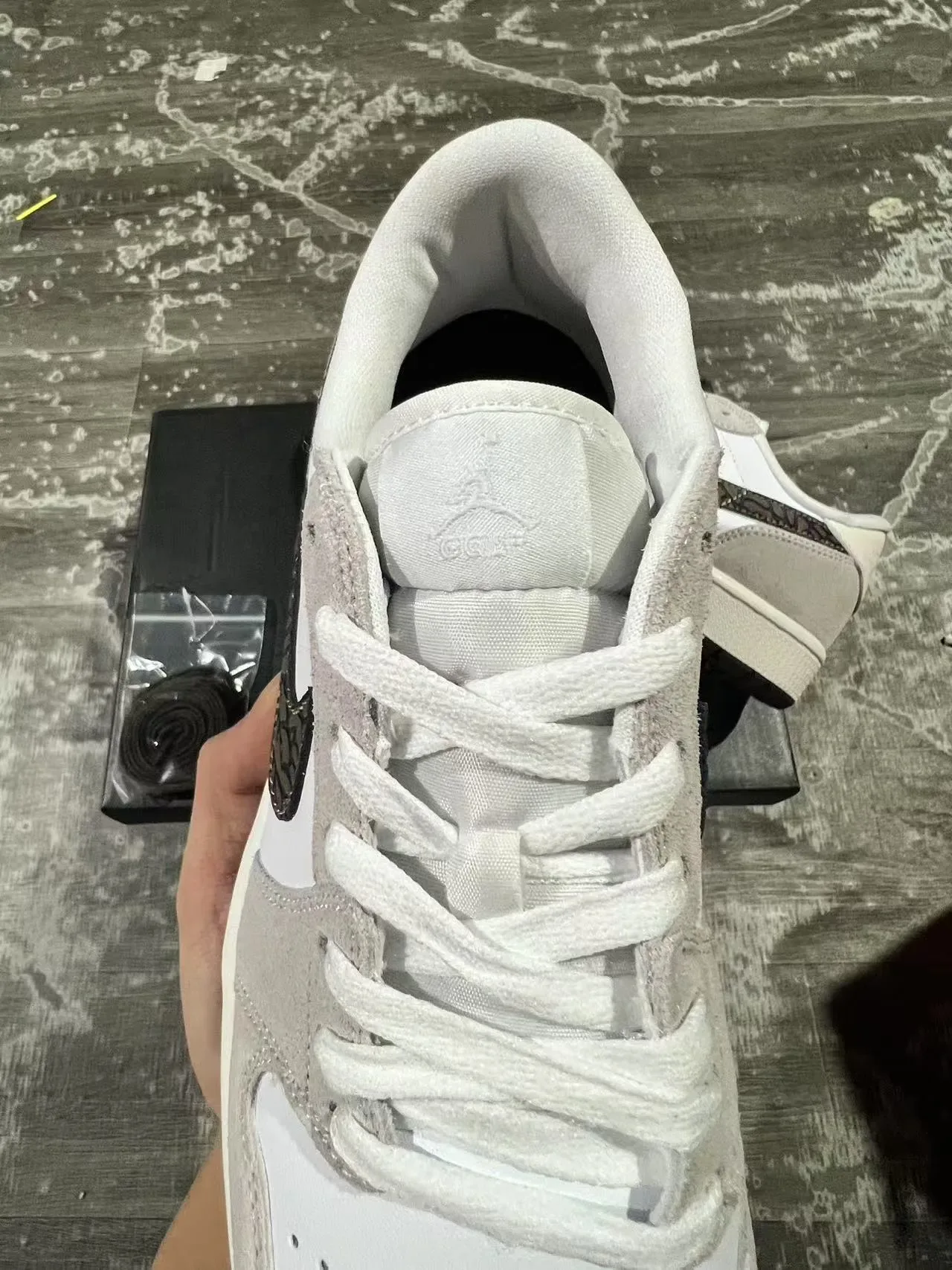 Nike Tênis Lifestyle Branco e Cinza Low-Top de Camurça e Couro com Painel 4