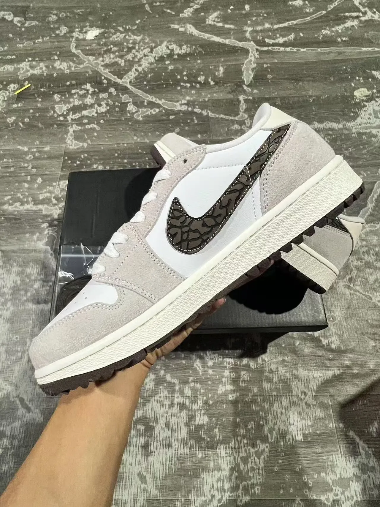 Nike Tênis Lifestyle Branco e Cinza Low-Top de Camurça e Couro com Painel 5