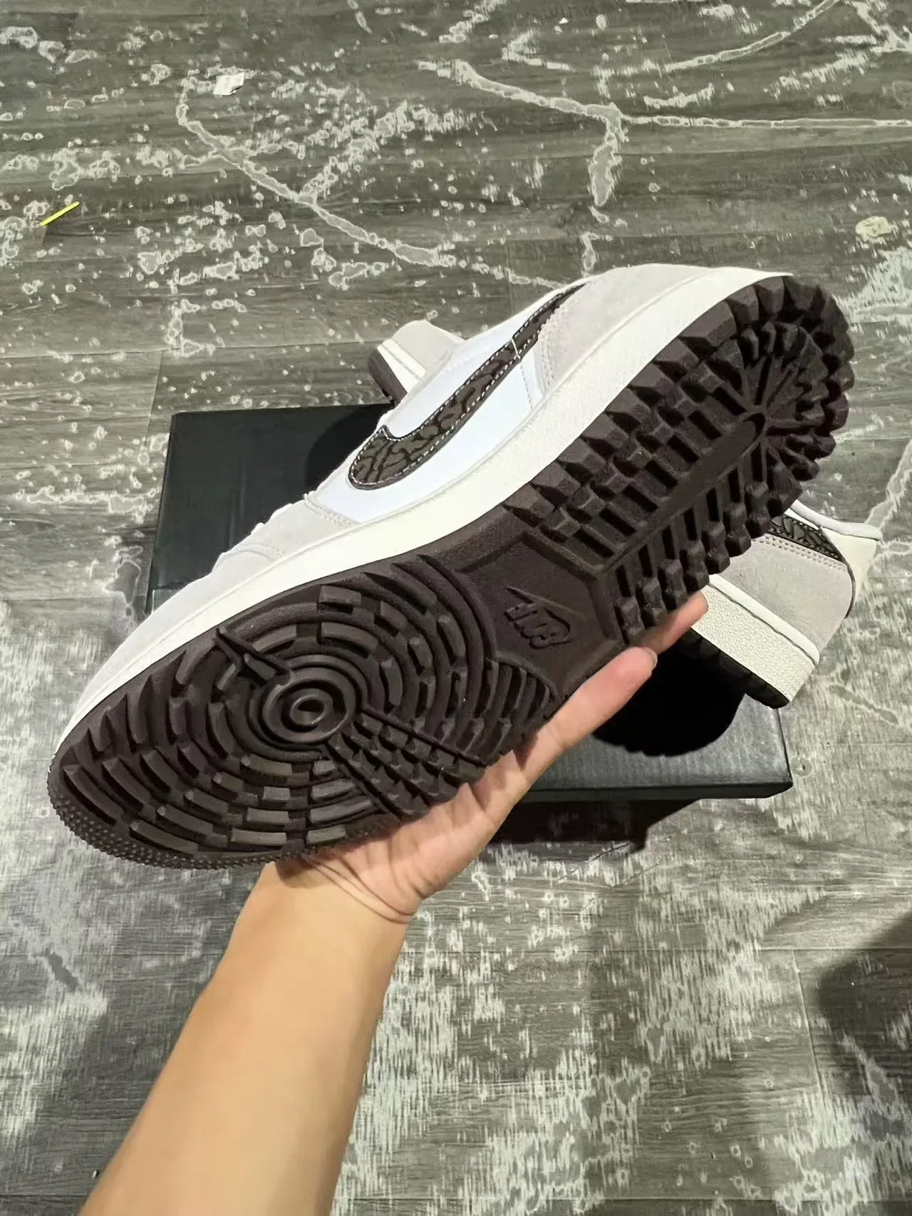 Nike Tênis Lifestyle Branco e Cinza Low-Top de Camurça e Couro com Painel 6