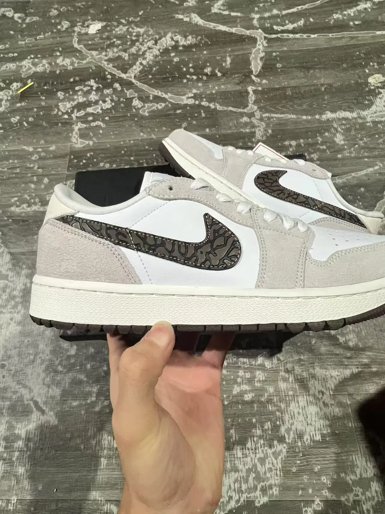 Nike Tênis Lifestyle Branco e Cinza Low-Top de Camurça e Couro com Painel 7