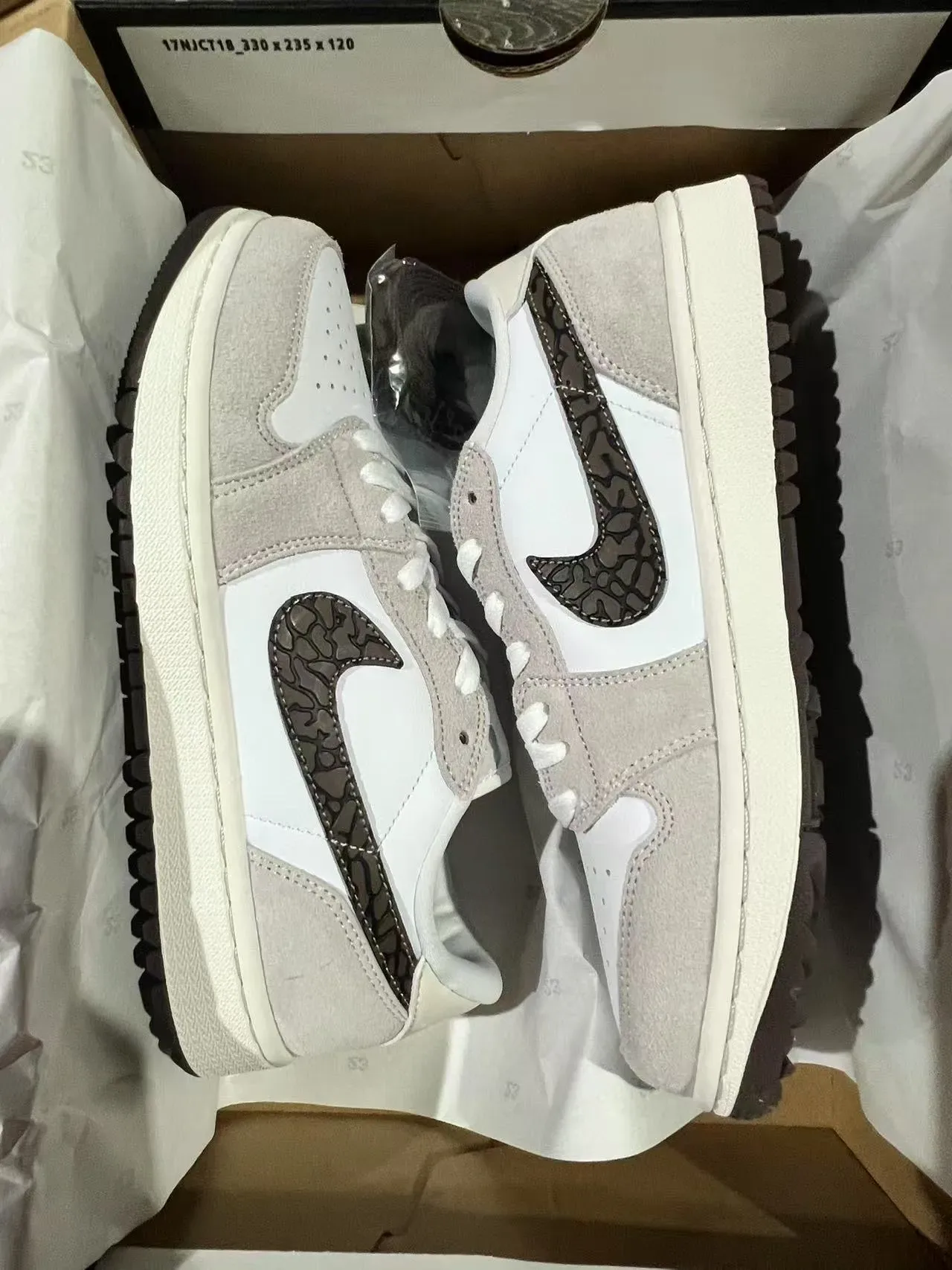 Nike Tênis Lifestyle Branco e Cinza Low-Top de Camurça e Couro com Painel 9