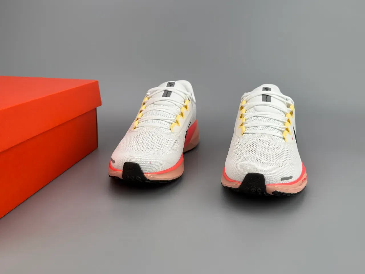 Nike Air Zoom + React सादा गोलापी इंजीनियरड मेश अपर रनिंग शू 3