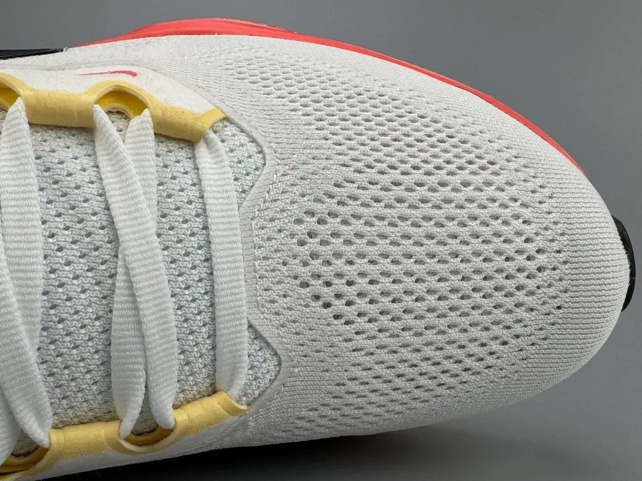 Nike Air Zoom + React सादा गोलापी इंजीनियरड मेश अपर रनिंग शू 4