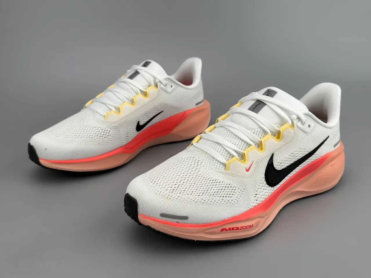 Nike Air Zoom + React सादा गोलापी इंजीनियरड मेश अपर रनिंग शू 5