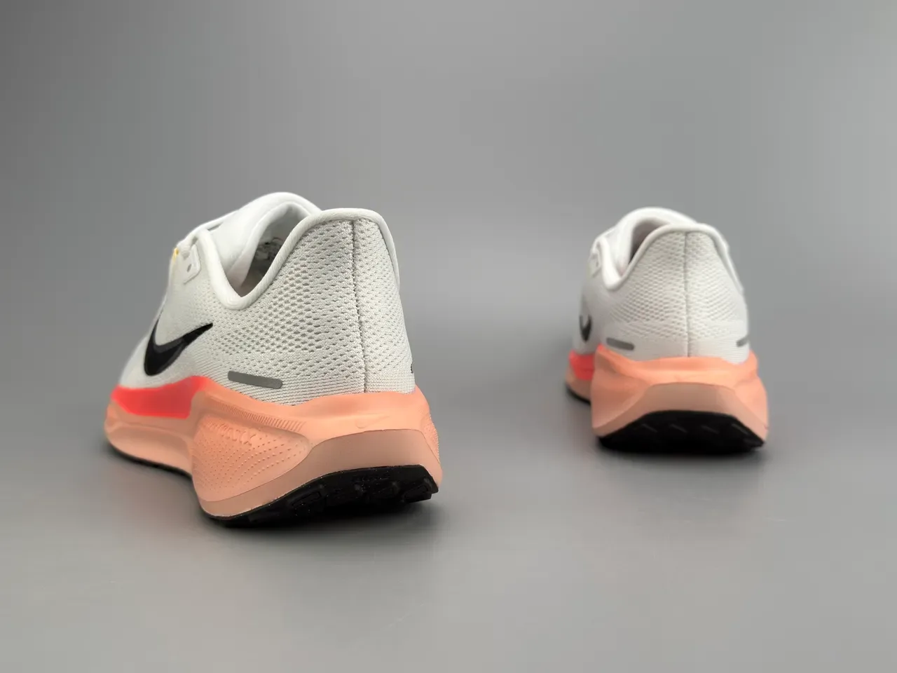Nike Air Zoom + React सादा गोलापी इंजीनियरड मेश अपर रनिंग शू 6