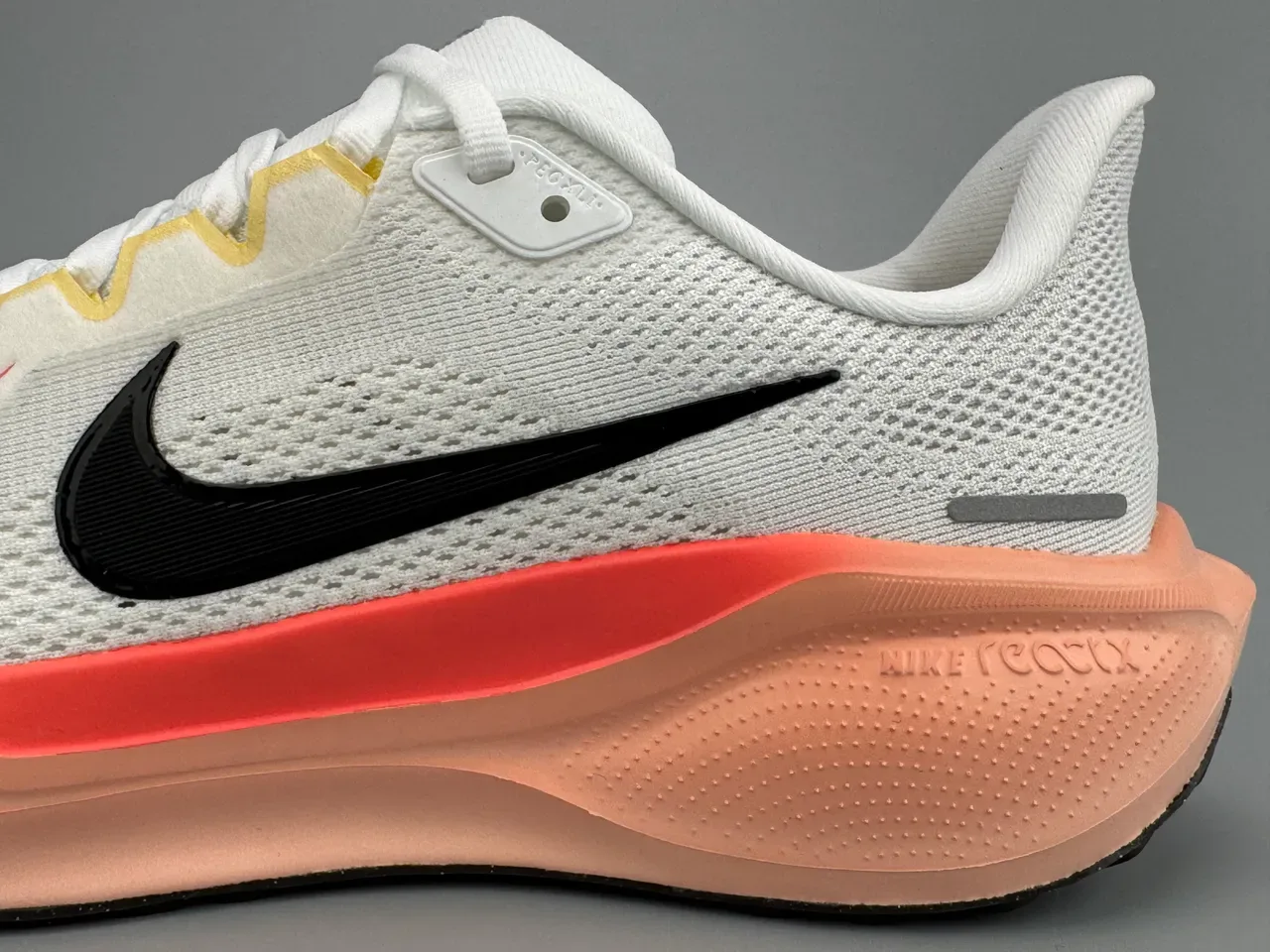 Nike Air Zoom + React सादा गोलापी इंजीनियरड मेश अपर रनिंग शू 7