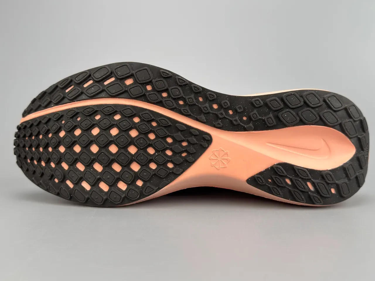 Nike Air Zoom + React सादा गोलापी इंजीनियरड मेश अपर रनिंग शू 8