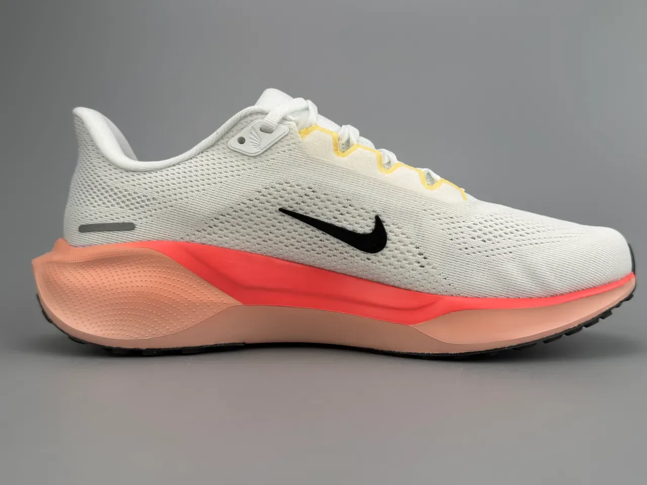 Nike Air Zoom + React सादा गोलापी इंजीनियरड मेश अपर रनिंग शू 10