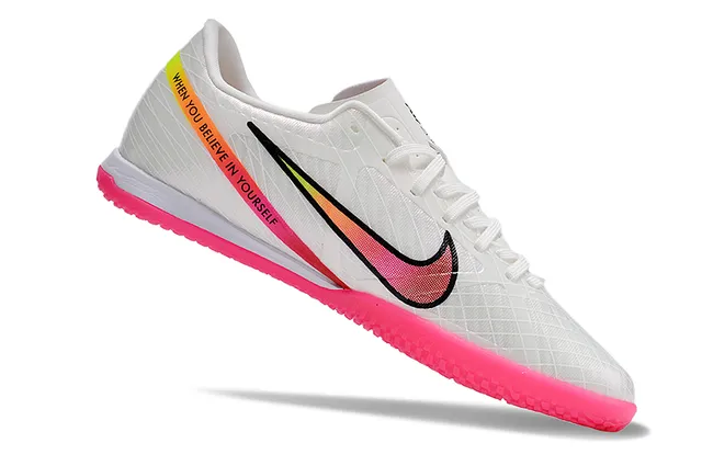 Nike Chaussures de football indoor blanc et rose à tige basse en mesh synthétique 2