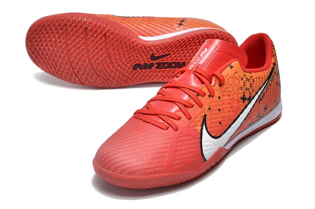 Nike Chaussures de football indoor blanc et rose à tige basse en mesh synthétique 10