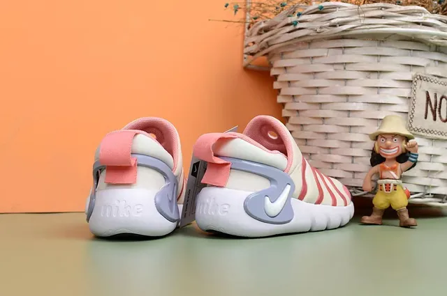 Nike White Pink Slip-On Sculpted Midsole Lifestyle Sneakers 9
