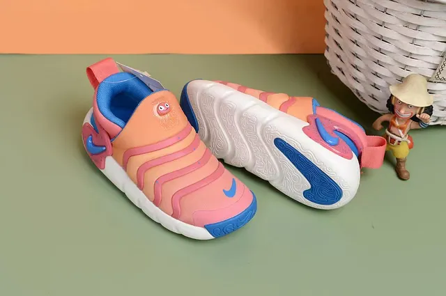Nike White Pink Slip-On Sculpted Midsole Lifestyle Sneakers 14