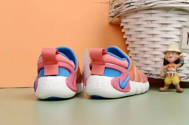 Nike White Pink Slip-On Sculpted Midsole Lifestyle Sneakers 18