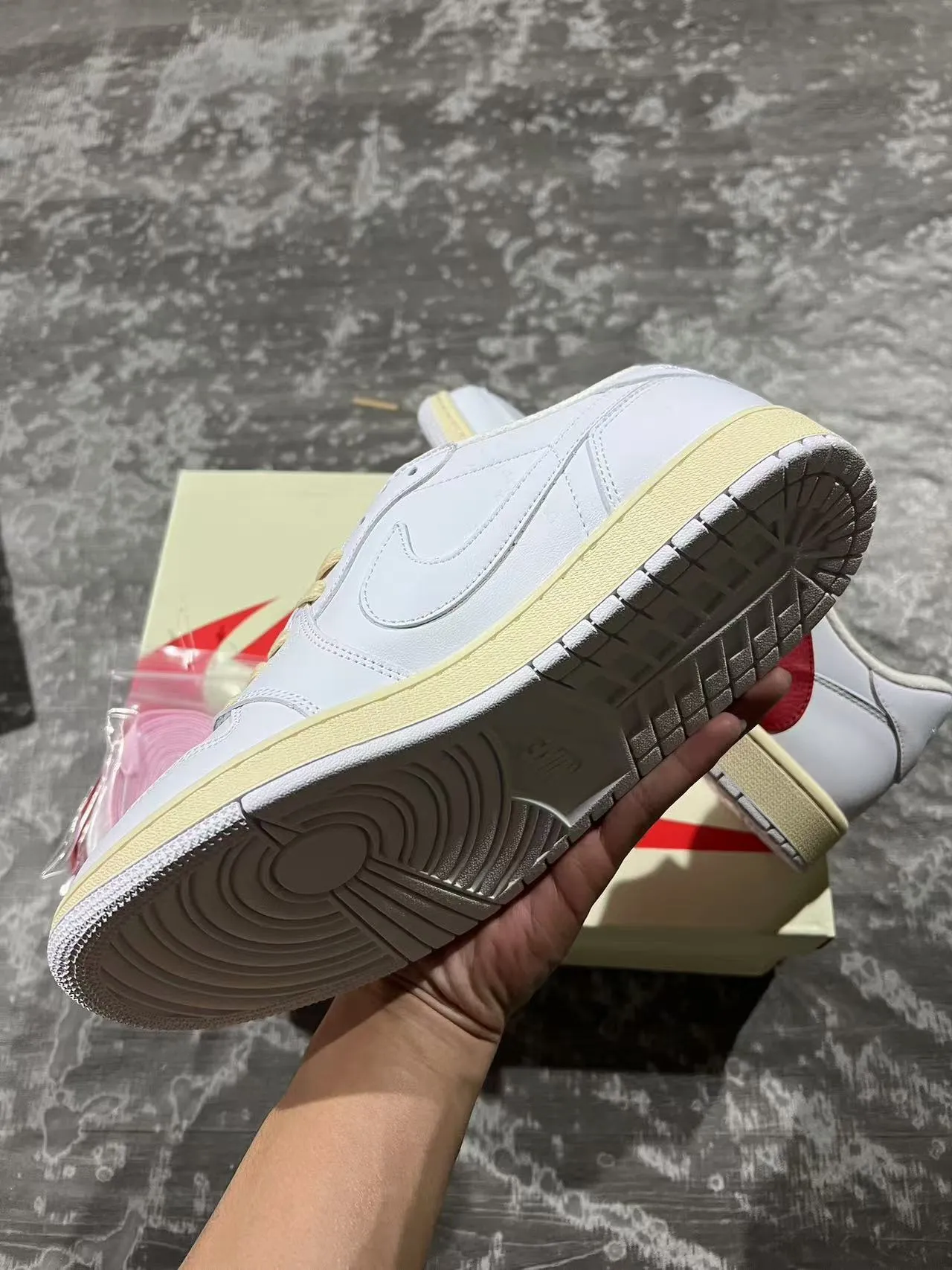 Nike White Red Low-Top Leather Upper Lifestyle Sneakers 6