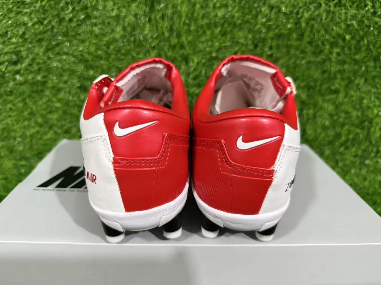Nike White Red Quilted Leather Upper Low-Cut Ankle Collar Firm-Ground Soccer Shoes 3