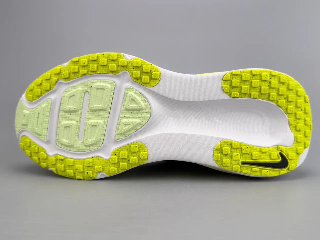 Nike White Yellow Engineered Knit Upper Wave-Pattern Overlays Running Shoes 8