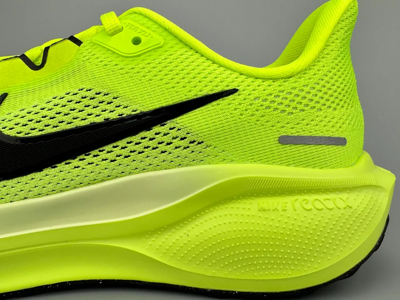 Nike Yellow Black Knit Upper Air Zoom Cushioning Running Shoes 7