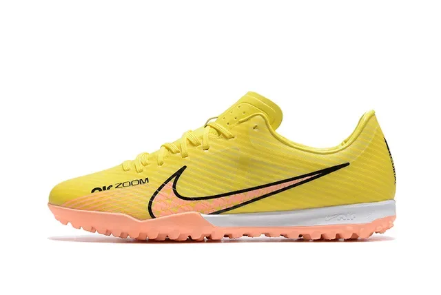 Nike Chaussures de football turf jaune orange synthétique à coupe basse texture côtelée 10