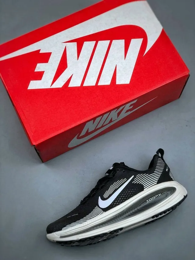 Nike ZoomX Black White Engineered Mesh Upper Dynamic Striped Overlay Running Shoes 5