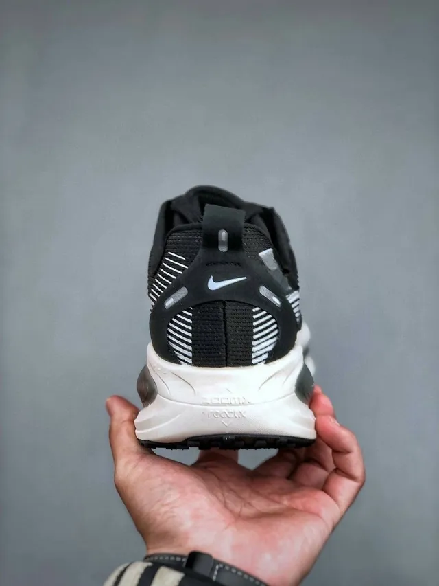 Nike ZoomX Black White Engineered Mesh Upper Dynamic Striped Overlay Running Shoes 7