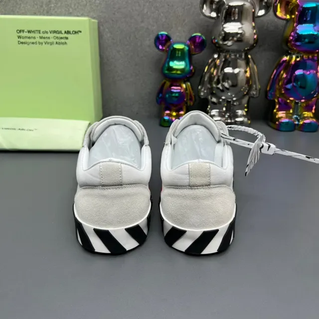 Off-White Chaussures Lifestyle en Daim Rouge avec Logo Flèche Diagonal 4