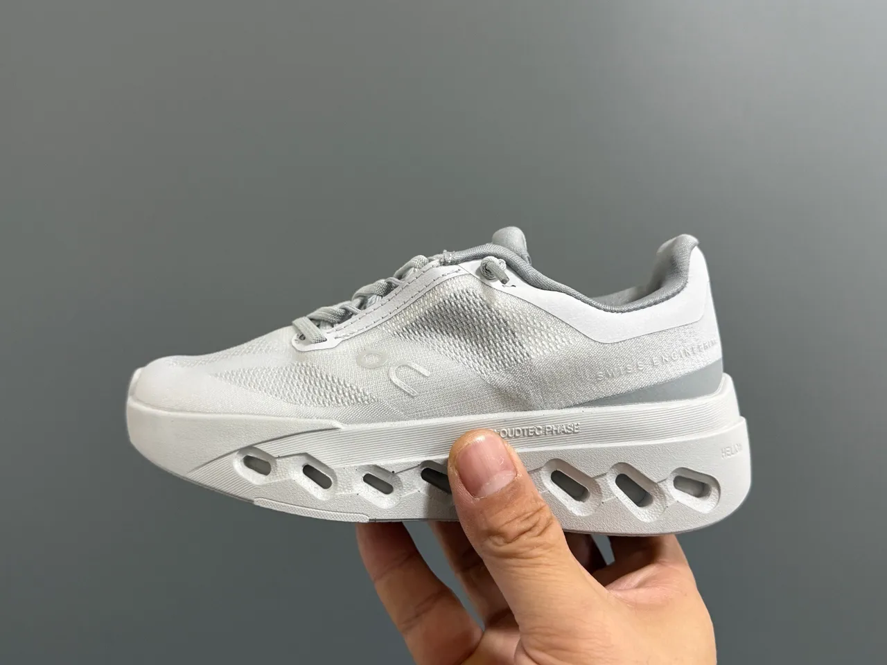 On Tênis de corrida cinza branco de baixo com cadarços 20