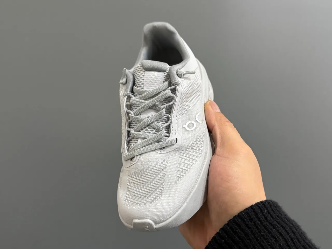 On Tênis de corrida cinza branco de baixo com cadarços 21