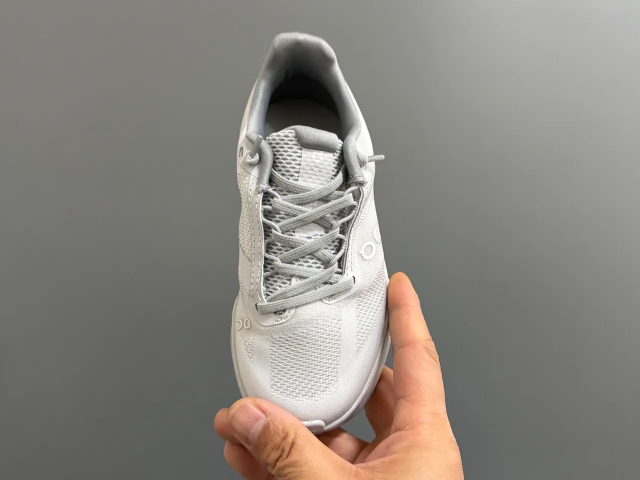 On Tênis de corrida cinza branco de baixo com cadarços 24