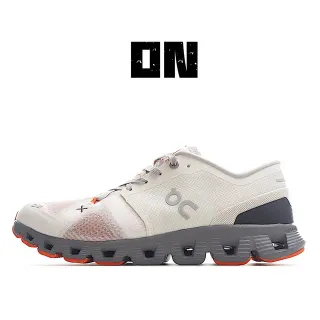 On zapatillas lifestyle de color blanco gris con upper de malla ingenierizada suela pod CloudTec open-cell