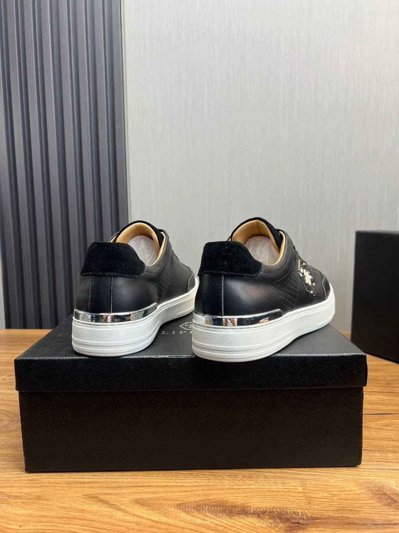 Philipp Plein Noir et Blanc Cuir Perforé Upper Logo Métallique Hexagonal Sneakers Lifestyle 2