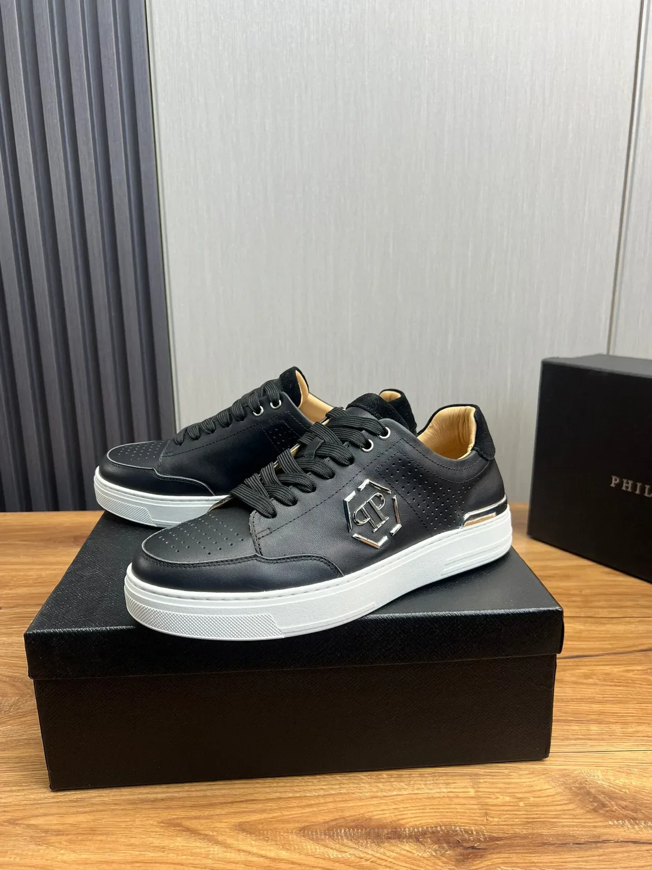 Philipp Plein Noir et Blanc Cuir Perforé Upper Logo Métallique Hexagonal Sneakers Lifestyle 3
