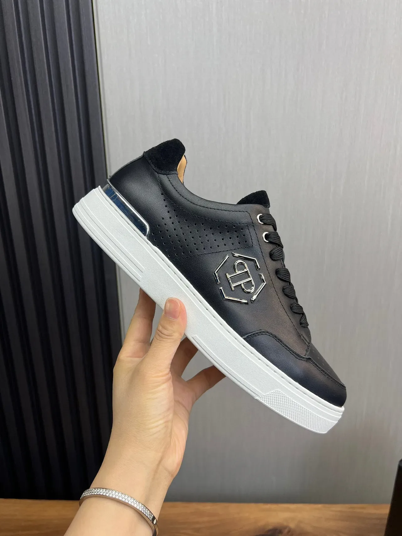 Philipp Plein Noir et Blanc Cuir Perforé Upper Logo Métallique Hexagonal Sneakers Lifestyle 4