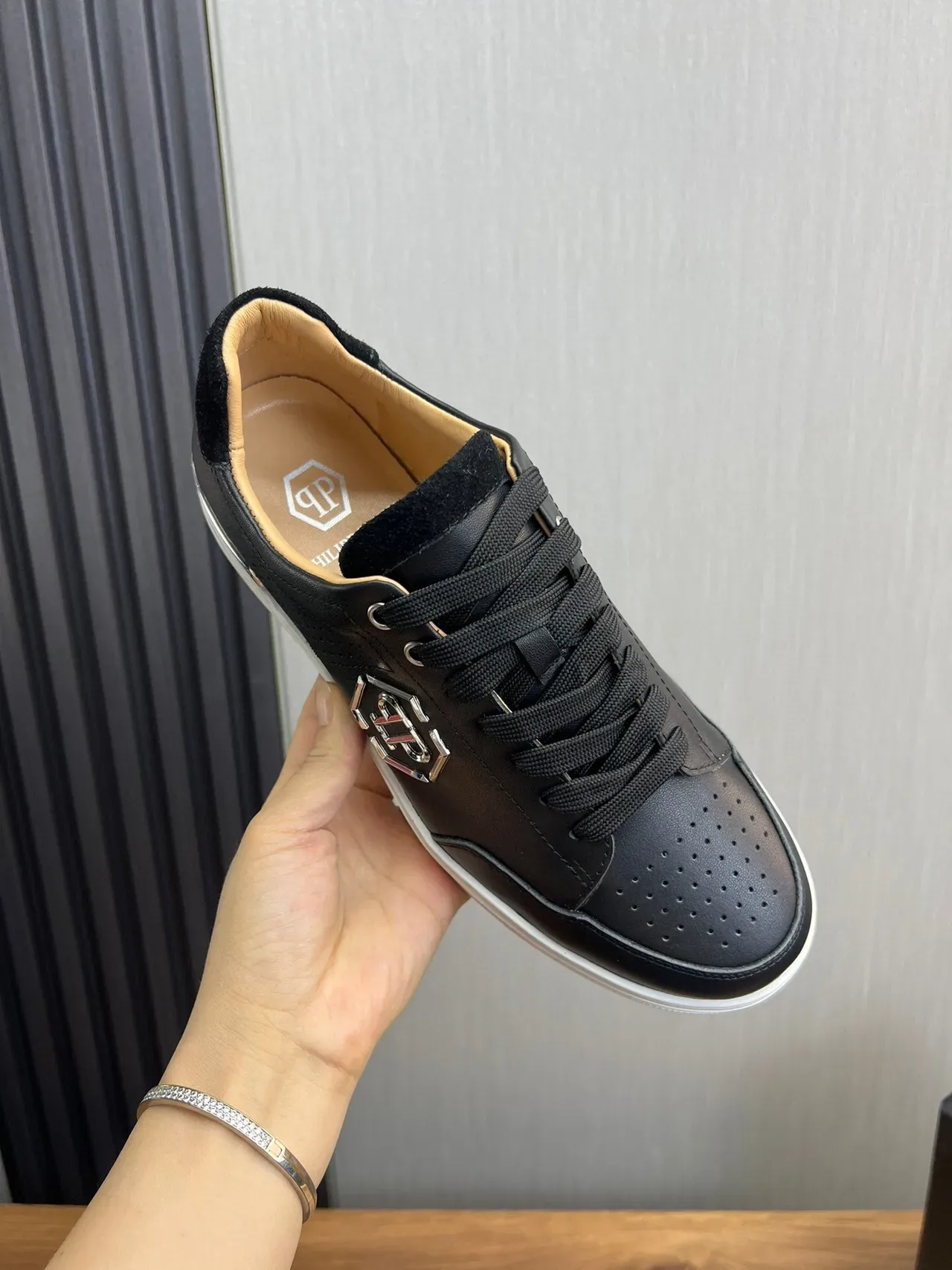 Philipp Plein Noir et Blanc Cuir Perforé Upper Logo Métallique Hexagonal Sneakers Lifestyle 5