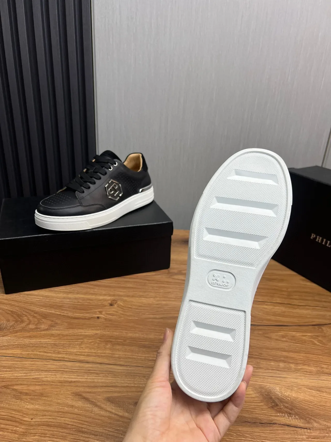 Philipp Plein Noir et Blanc Cuir Perforé Upper Logo Métallique Hexagonal Sneakers Lifestyle 6