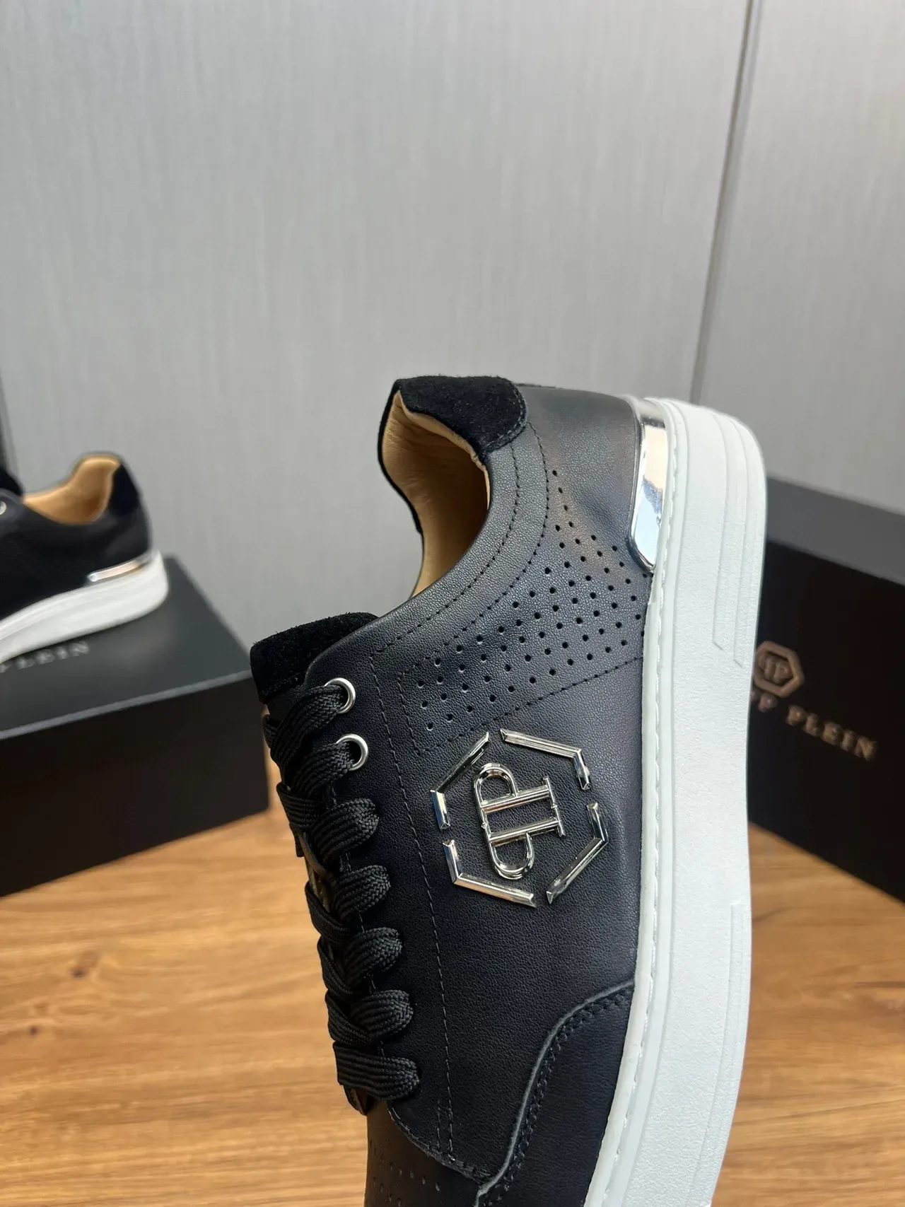 Philipp Plein Noir et Blanc Cuir Perforé Upper Logo Métallique Hexagonal Sneakers Lifestyle 7