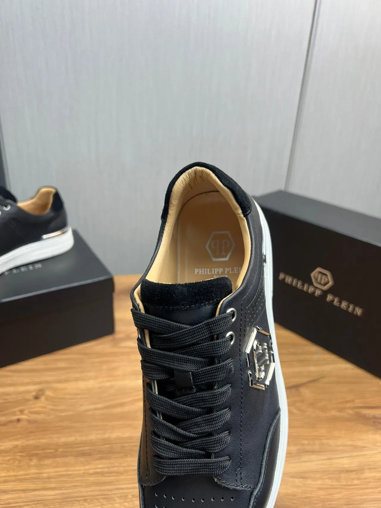Philipp Plein Noir et Blanc Cuir Perforé Upper Logo Métallique Hexagonal Sneakers Lifestyle 8