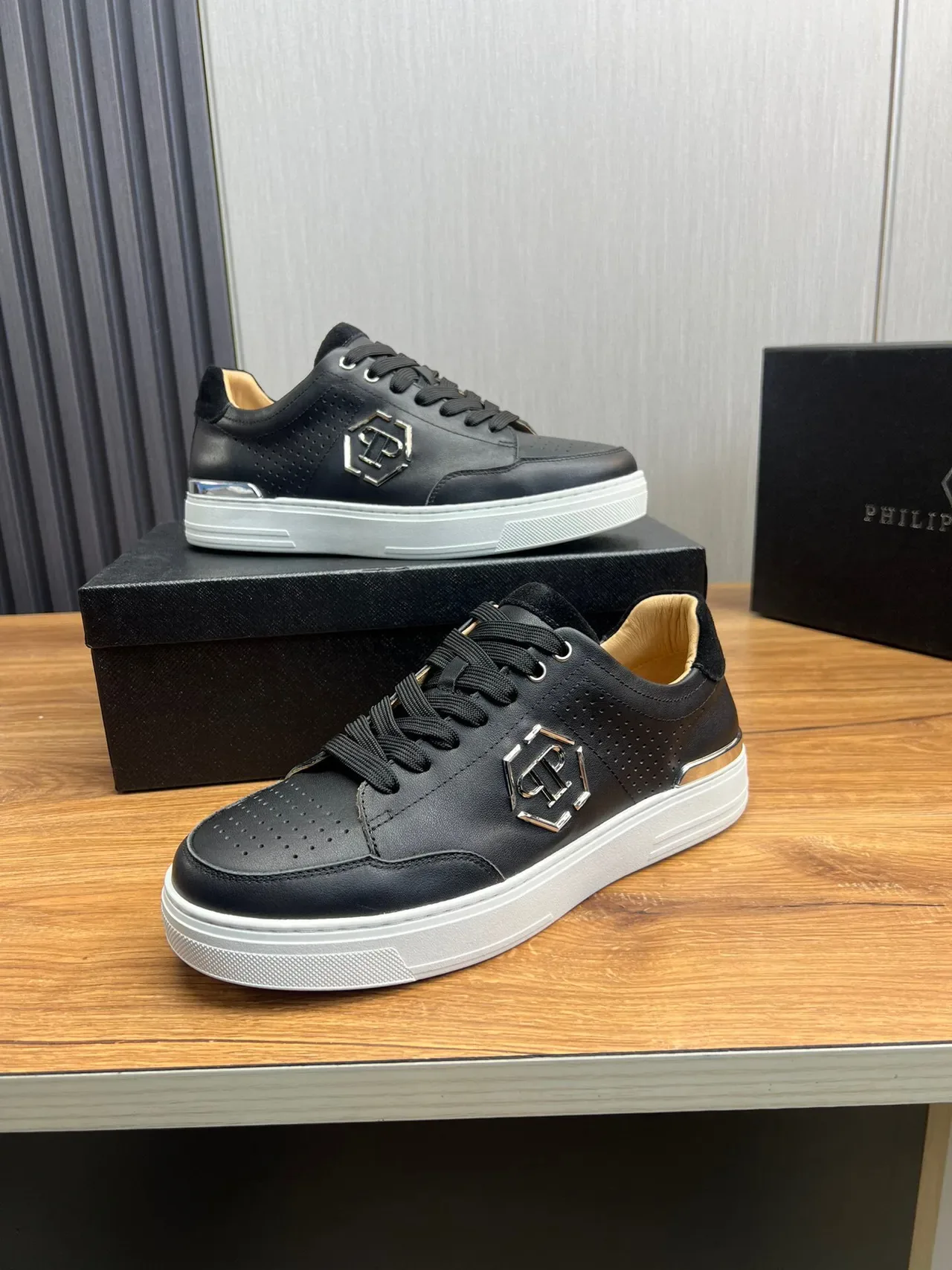 Philipp Plein Noir et Blanc Cuir Perforé Upper Logo Métallique Hexagonal Sneakers Lifestyle 9