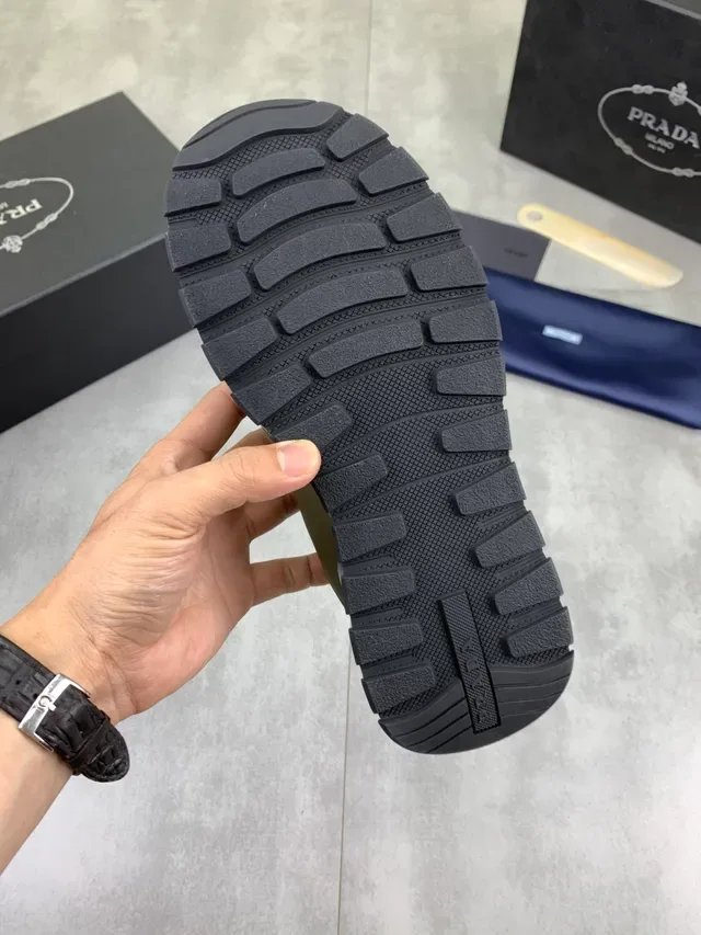 Prada Sneakers Lifestyle Verde Exército Preto Oliva Couro Patentado Placa Logo Metálica Triangular 3