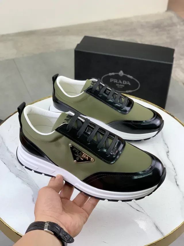 Prada Sneakers Lifestyle Verde Exército Preto Oliva Couro Patentado Placa Logo Metálica Triangular 4