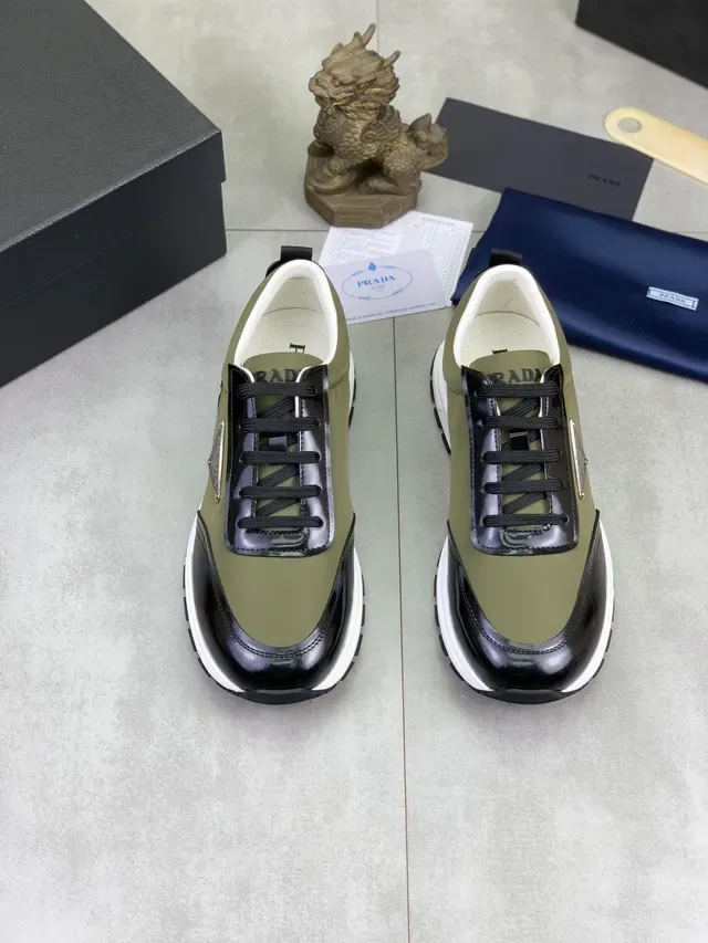 Prada Sneakers Lifestyle Verde Exército Preto Oliva Couro Patentado Placa Logo Metálica Triangular 5