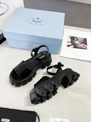 Prada Cloudbust Sandales Gladiator en cuir verni noir 2