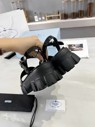 Prada Cloudbust Sandales Gladiator en cuir verni noir 3