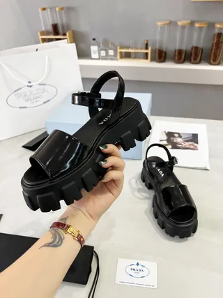 Prada Cloudbust Sandales Gladiator en cuir verni noir 4