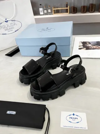 Prada Cloudbust Sandales Gladiator en cuir verni noir 6