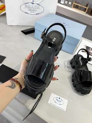 Prada Cloudbust Sandales Gladiator en cuir verni noir 7