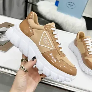 Prada Cloudbust حذاء رياضي بني وأبيض كبير الحجم