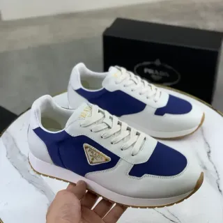 Prada Cloudbust Sneakers Lifestyle en Cuir Blanc et Bleu Color-Blocked avec Plaque Logo Métallique Triangulaire