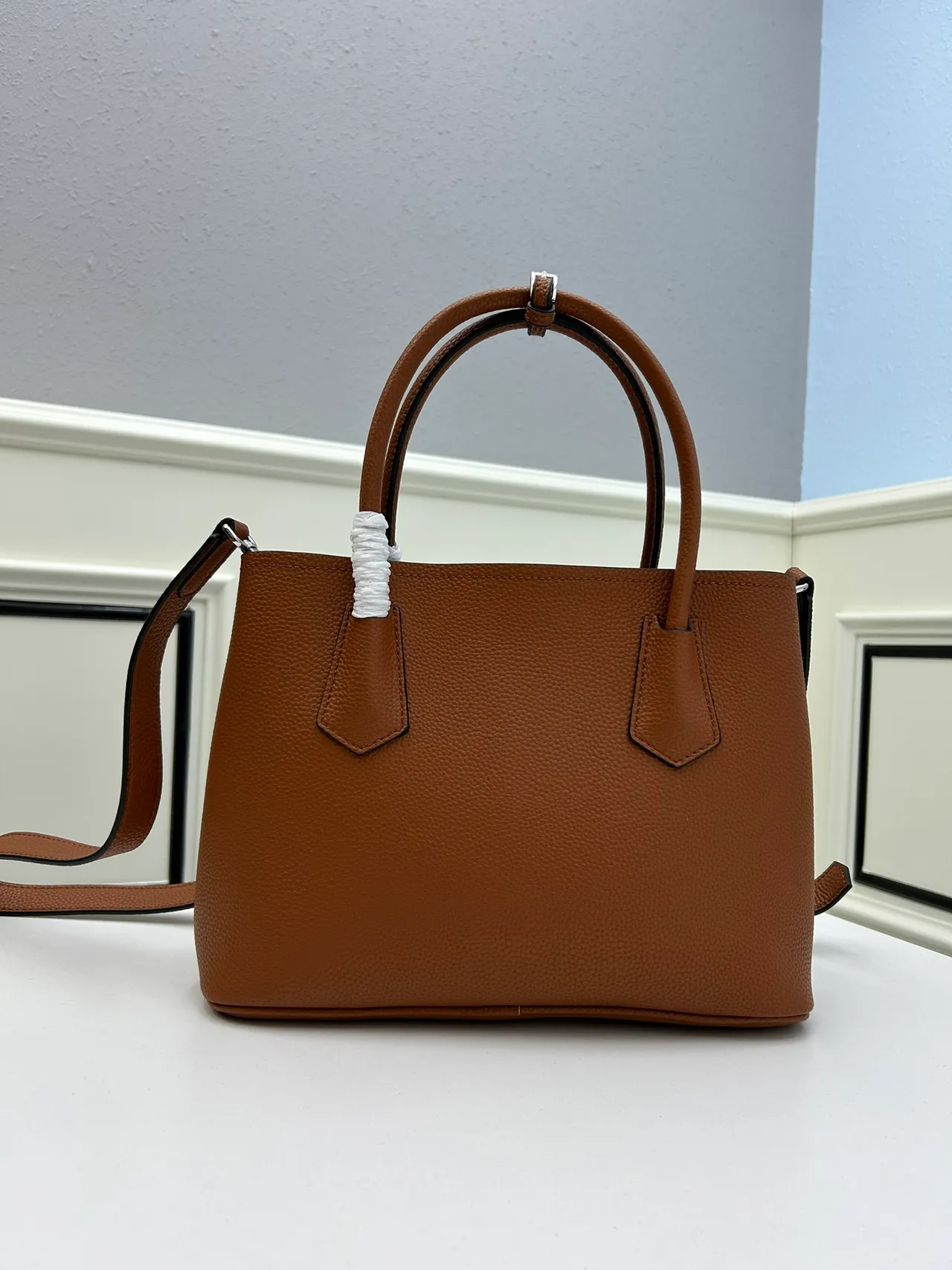 Prada Galleria বাদামী পেবল্ড লেদার টপ-হ্যান্ডল টোট ব্যাগ 3