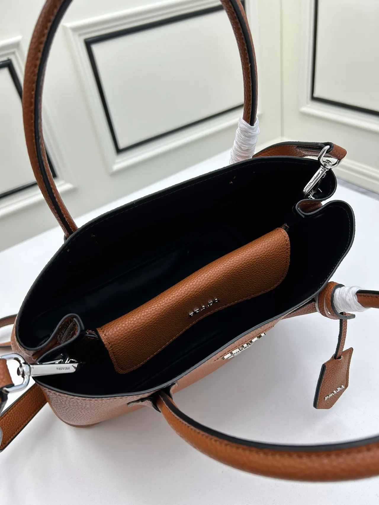 Prada Galleria বাদামী পেবল্ড লেদার টপ-হ্যান্ডল টোট ব্যাগ 6